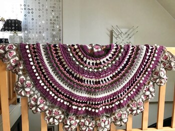 Trachtentuch von Petra Perle.Geduldsarbeit mit Wow-Effekt.Detailliert beschrieben und mit ganz vielen hilfreichen Fotos.Die Arbeit hat sich auf jeden Fall gelohnt! Neidische Blicke sind mir nun sicher...