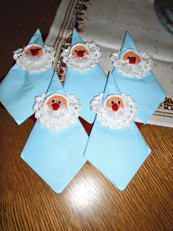 Hat super geklappt.Die Weihnachtsmänner sehen einfach toll aus und sind einfach nachzuarbeiten.
Leider hatte ich nur noch hellblaue Servietten,werde mir aber noch passend zum Geschirr dunkelblaue besorgen.