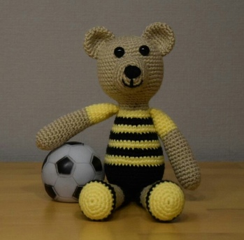 Nach Anleitung von TanteMella, diesmal im BVB Design als Weihnachtsgeschenk für einen Fan.
Ich liebe diese Anleitung, hab schon einige Teddys gehäkelt und verschenkt. Kommen immer super an, ganz besonders wenn man ihnen noch eine persönliche Note gibt
