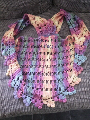 Rosa Wölkchen von wollness designs. Mein Lieblingstuch weil es schön schmal und lang ist.