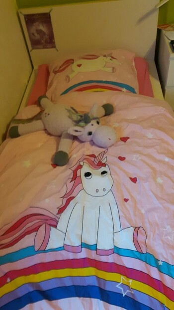 Hat super geklappt, obwohl ichs mit der dreifachen Wuschelwolle wohl toll aber doch etwas anstrengend fand zu häkeln. Anleitung aber super gut. Das Einhorn wurde von der Enkelin Beauty getauft und darf auch mit ins Einhornbett. Danke!
