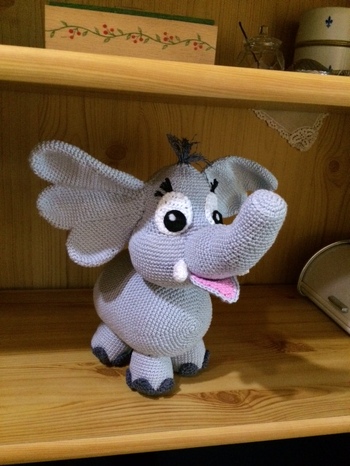 Ist schon eine Weile her.............aber Elfi Elefant ist als Geschenk super angekommen.
Die Anleitung war gut verständlich und mit reichlich Bildern versehen.