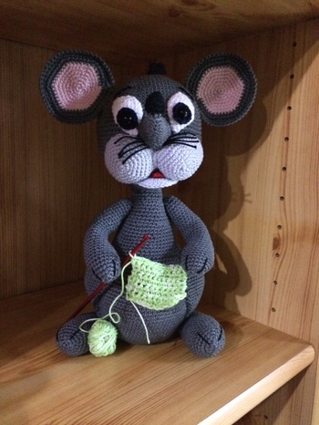 Nach einer sehr guten Anleitung habe ich vor einiger Zeit diese entzückende Maus nachgearbeitet.
Sie ist 