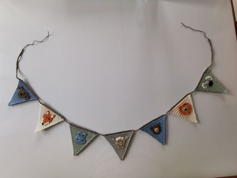 bunte Wimpelkette mit 7 Tier-Applikationen, Häkelanleitung Fuchs, Nilpferd, Koala, Schaf, Löwe, Bär 