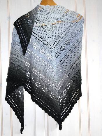 Eine ganz tolle Anleitung, einfach zu häkeln und doch so effektvoll. Ich habe gleich zwei Tücher aus 3- bzw. 4-fädigem Verlaufsgarn gemacht.