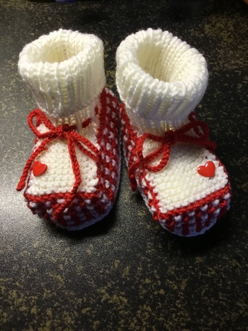 Ich fand diese Schühchen so wunderschön und herzig. Die Anleitung ist Schritt für Schritt beschrieben und somit leicht nachzustricken. Die Anleitung gibt es bei Maschenspiel. Es gibt auch noch eine Herzchenmütze, diese werde ich passend dazu noch Stricken.