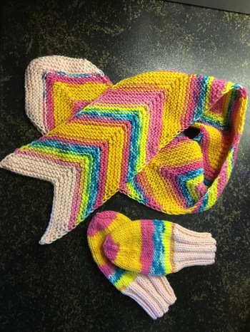 Etwas Buntes kann bei den kleinen Mäusen nie schaden. Die Anleitung ist sehr gut beschrieben, kann ich nur empfehlen. Es gibt auch noch eine passende Mütze dazu, wunderschön, werde ich auch noch Stricken. Die Anleitung gibt es bei Maschenspiel.