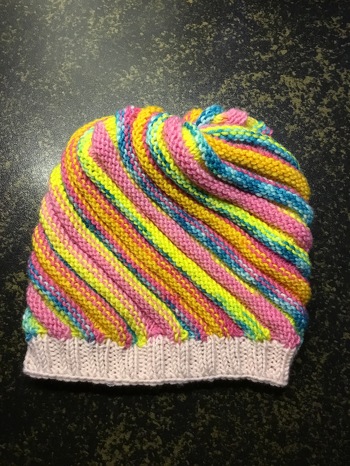 Diese Mütze musste unbedingt sein, denn sie ist etwas besonderes. Sieht schwierig aus, ist aber ganz einfach zu Stricken. Vielen Dank für diese tolle Anleitung von Maschenspiel.