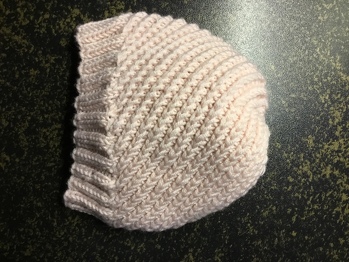 Diese Mütze hat es mir angetan und ich musste sie einfach der Kleinen nachstricken. Eigentlich ist sie für Damen und Herren, aber man kann sie mit entsprechender Wolle und Hilfe von Maschenspiel abändern. Vielen Dank für die Hilfe.