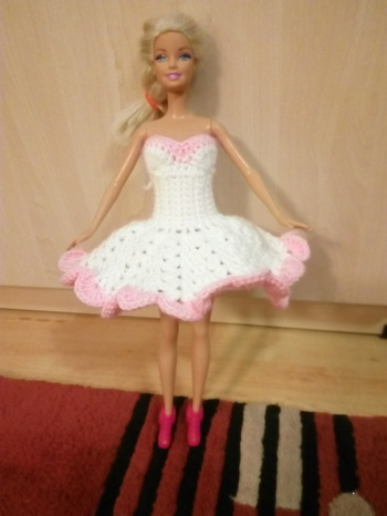 Meine Tochter wollte ein Ballettkleid und ein Hochzeitskleid für ihre Barbie haben. Dafür habe ich 2 Anleitungen für Kleider miteinander kombiniert.