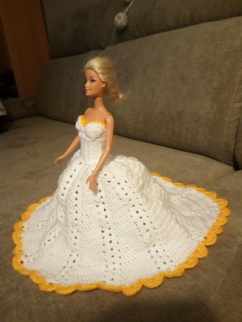 Meine Tochter hat sich ein Hochzeitskleid für ihre Barbie gewünscht.