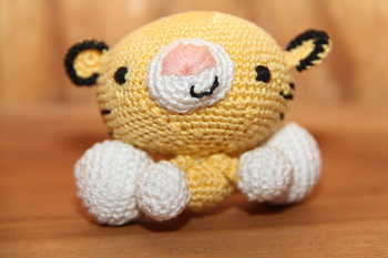 Meine ersten Amigurumis habe ich nach Anleitungen gearbeitet. Die Gesichter habe ich aber gestickt, dabei bekommt man richtig mütterliche Gefühle für die Kleinen....