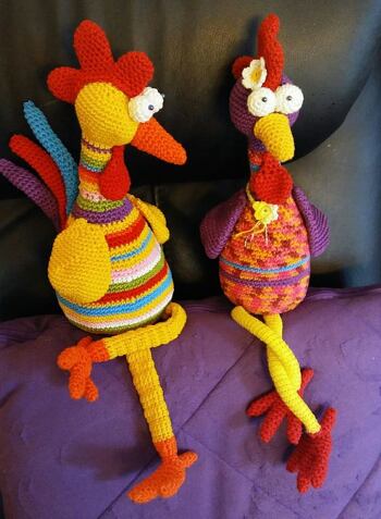 Nach einer Anleitung von Martina Eckl/Crazypattern..https://www.crazypatterns.net/de/items/35878/xl-gockel-glupschi-kantenhocker-treppenhocker-huehner-hahn-hennen-zu-ostern-oder-fruehlingsdeko-tuerstopper
Ich bin mit der Anleitung sehr gut zurecht gekommen...