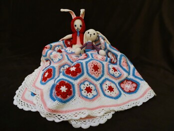 Die Decke ist sehr schön geworden. Anfangs sieht die Babydecke klein aus, aber die Borte ist recht breit, was ich nicht gewusst habe, deshalb ist die Decke grösser geworden. Das ist kein Problem, da die Anleitung sehr flexibel gearbeitet werden kann. Die Mitte der Ecken muss gut vernäht werden, die gehen gerne auf. Ich musste mehrere neu vernähen.
Insgesamt top!!