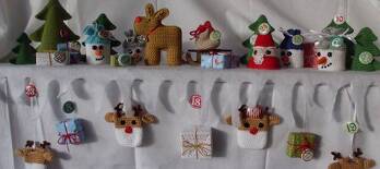 Tannenbäume nach einer Anleitung von zwergerlstrick
Schneemänner nach einer Anleitung von kifile-design
Elch(stehen) nach einer Anleitung von Fuchsgeschwister
Elch-Säcke ohne Anleitung