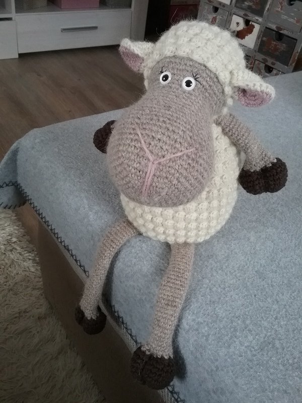 XXL Treppenhocker Kantenhocker Schaf mit Filz Blume zu Ostern oder Frühlingsdekoration