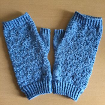 Armstulpen mit halbem Daumen - Anleitung aus einem Buch -