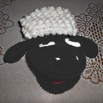 Eine gant tolle sehr gut geschriebene Anleitung.
Ich hab das Schaf als Handpuppe in schwarz/weiß gehäkelt so das es Shaun ähnlich sieht.