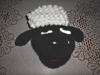 Eine gant tolle sehr gut geschriebene Anleitung.
Ich hab das Schaf als Handpuppe in schwarz/weiß gehäkelt so das es Shaun ähnlich sieht.