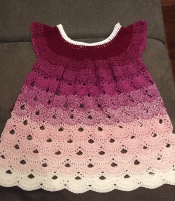 Fächerkleid , 650 Meter 3fädig von Monk Wolle, Farbe Orchidee
Bin gut mit der Anleitung zurecht gekommen