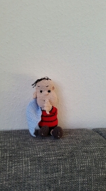 Linus von dem Peanuts. (Ich finde das eine Ähnlichkeit vorhanden ist, mein Mann findet es nicht so)
Hab ich im Namen der Reste beste gezaubert. Bei der Hautfarbe Habicht gezittert. Aber es hat tatsächlich gereicht.