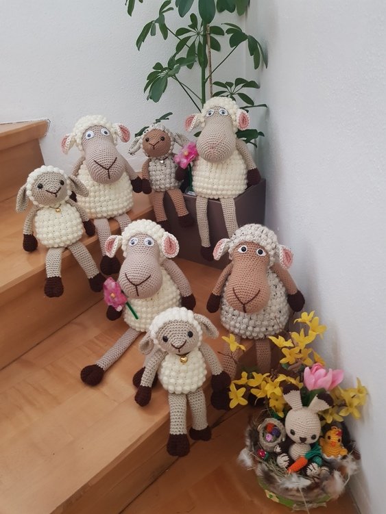 XXL Treppenhocker Kantenhocker Schaf mit Filz Blume zu Ostern oder Frühlingsdekoration