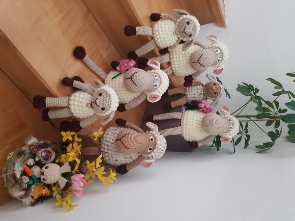 XXL Treppenhocker Kantenhocker Schaf mit Filz Blume zu Ostern oder Frühlingsdekoration