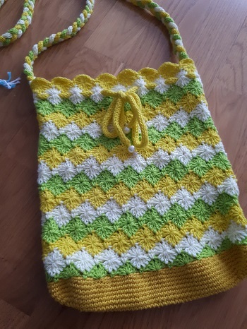 Bin im Häkel-Taschen-Fieber (und Reste gleich verhäkelt). Ein bisschen Frühlingsflair