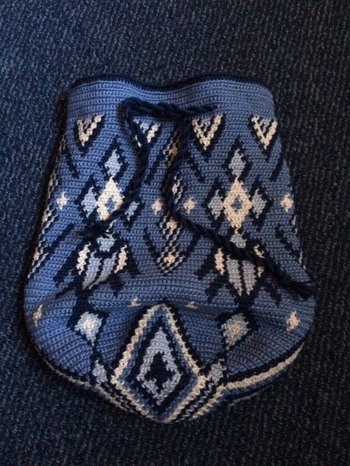 Dieser Mochila ist nach einer Anleitung von PANIC gearbeitet....... die wie bei meinen anderen Projekten wieder super geschrieben war !
Er hat , bei einem Durchmesser 22cm einen Umfang von ca. 44cm - ich habe ihn mit einer 3,25mm Häkelnadel aus Catania Baumwolle LL 125m gehäkelt.