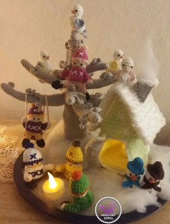 Das Winterzauberland von Manuela Träger hatte mich sofort bezaubert. Obwohl Weihnachten schon vorbei war musste ich es probieren. Die Anleitung ist sehr schön beschrieben. Ich bin im Häkeln Anfängerin und bekam es problemlos hin.  Und weil ich die Wolle nutze dich ich da hatte, also nicht die richtige Lauflänge, ist meins fast das doppelte größer geworden. Das nächste Mal achte ich auf das, was geschrieben steht. Kurzum, ich kann es euch nur empfehlen, es ist einfach wunderschön.