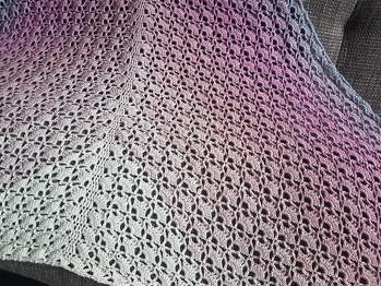 Lacegarn 50% Acryl 50% Baumwolle 1000m 4fädig Wollweiß Flieder Amethyst Stahl Sehr schönes Muster - hat Spaß gemacht :)