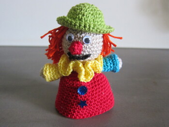 nicht nur als Eierwärmer zu gebrauchen. Auch als Serviettenhalter oder zur Tischdekoration verwenden, oder unter dem Clown ein kleines Präsent verstecken.
Nach Frollein-Haekelfein gearbeitet. Anleitung einfach perfekt.