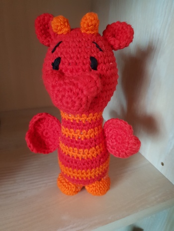 Ein süßer Glücksdrache, der echt Spaß macht zu häkeln. Die Anleitung ist super verständlich.
https://www.crazypatterns.net/de/items/37372/pummeli-gluecks-wolpertinger-drache
