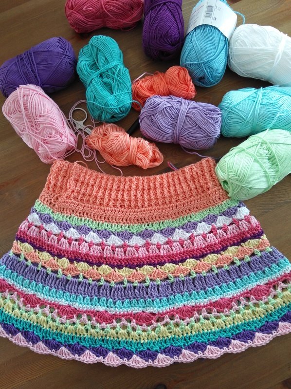 Häkelrock in bunten Reihen