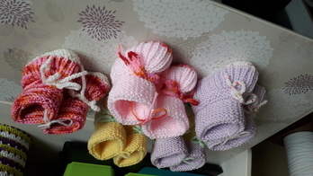 Hier eine kleine Auswahl an Söckchen. Ich liebe Söckchen stricken. Und die kleinen freuen sich.