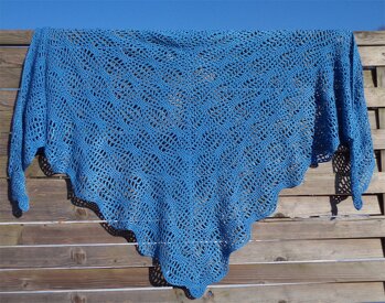 Magic Flow Shawl, gehäkelt aus 250 g / 760 m Microfasergarn.