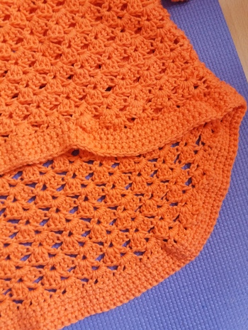 Die Farbe kommt leider nicht richtig raus auf dem Foto, ist ein apricot und nicht so orange. Anleitung war super verständlich. Meine Wolle allerdings etwas schwer und mit dem U-Boot Ausschnitt bin ich nur mittelhappy auch wenn es mit Top drunter gut aussieht.