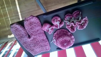 Habe viel dazu gelernt, bin aber noch nicht mit mir zufrieden. Wenn man unkonzentriert nach einer Anleitung arbeitet, sieht das fertige Stück eben anders aus, lach. Aber ich gebe nicht auf- Wolle kann man zum Glück mehrmals verwenden. Die Anleitungen, die ich hier etwas gemixt habe, sind alle sehr gut verständlich geschrieben. Danke!