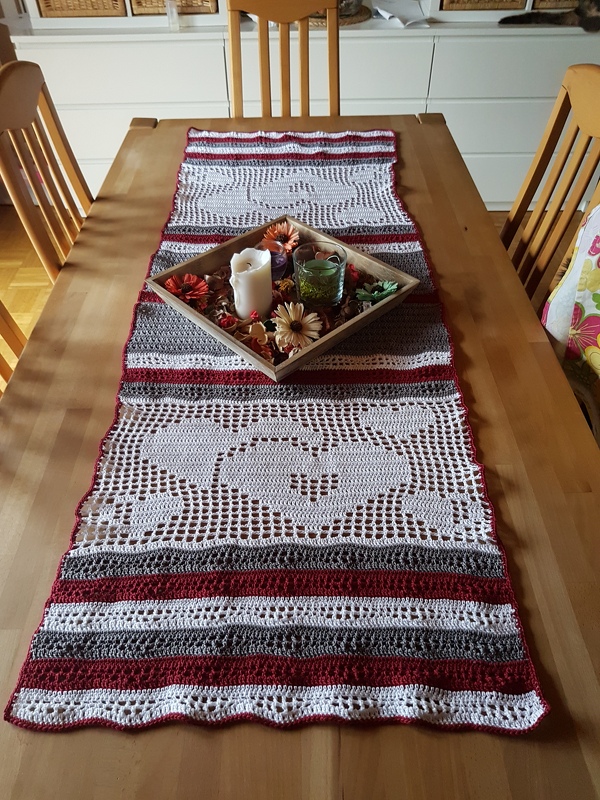 Häkeln / Tischläufer / Hearts