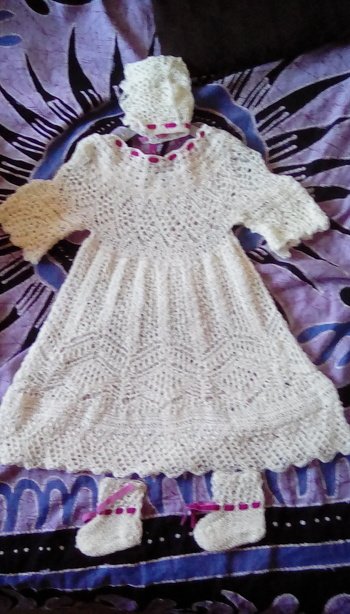 Es ist geschafft.... das taufkleid ist endlich fertig. Gestrickt aus Lana grossa Merino lace...
Jetzt kann die Taufe kommen.