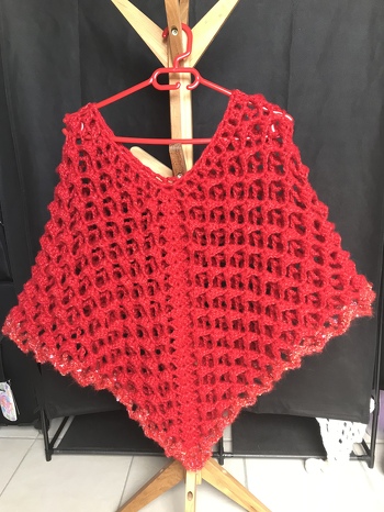 Poncho In 3D gehäkelt