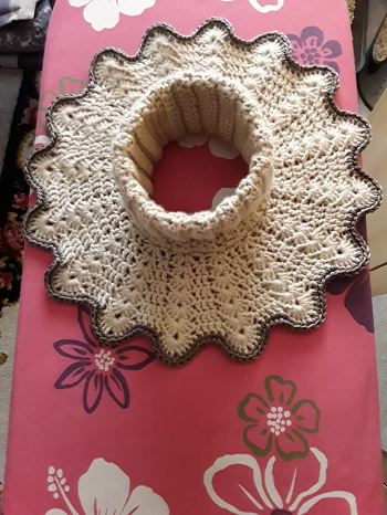 Hier habe ich einen wunderschönen Schalkragen nach Anleitung von Ilona Leib häkeln können weil ihre Anleitung total gut umzusetzen war und die bildliche Erklärung klasse war. Allerdings habe ich anstatt roter Wolle  beige genommen und einen passenden Rand gehäkelt. Diese Anleitung kann selbst ein Häkelanfänger verstehen. Wenn es dennoch Probleme geben sollte so steht Ilona jederzeit per Mail zur Verfügung und es kommt eine schnelle Antwort.