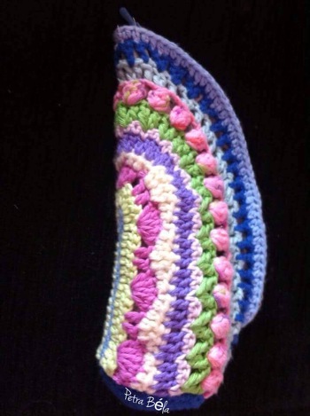 Nun sind meine Nadeln immer mit auf Reisen
Das ist ein wunderschöner Etui
Tolles Muster und gut beschrieben jedes Mal kann man andere Farben nehmen und bekommt ein neues Unikat