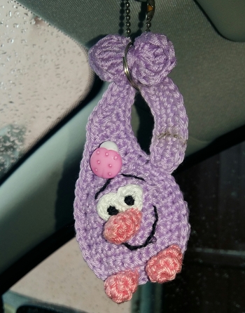 Ein süßes Chip-Tröpfli von Rimajas. Sehr schön beschriebene Anleitung, gut geeignet für Anfänger. Das hängt nun bei mir im Auto, sodass ich niemals mehr ohne Einkaufsschip vor der Kaufhalle stehe.