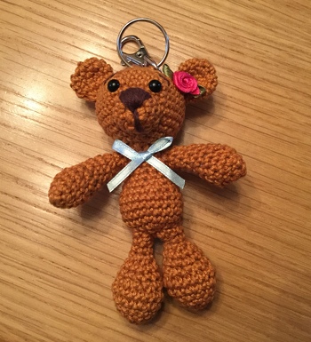 Ein ganz schnell gefertigter kleiner Glücksbringer oder Schlüsselanhänger.... soll ein kleines Geschenk für einen lieben Menschen sein.... ich glaube die Freude gelingt.
Die Anleitung ist sehr übersichtlich geschrieben und sehr schnell um zu setzen. In 1 std  ist der kleine Bär entstanden. Mir gefällt er.