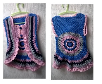 Nach der Anleitung für eine Kreisjacke gearbeitet. Insgesamt ca. 150 g Wolle  benötigt.