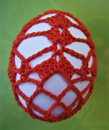 Hühnerei, ausgeblasen, rot behäkelt