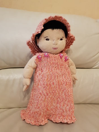 Sonnenhut gehäkelt. Kleid gestrickt.