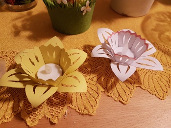 Das sind Teelichthalter nach einer Anleitung von INNA
Vielen Dank, Inna, für Deine tollen Ideen, die leicht nachzuarbeiten sind. :)