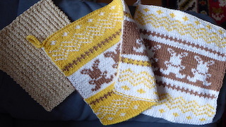 Die Hasentopflappen sind in Double-Face-Technik gestrickt (Idee von Drops), den Spüllappen in einem interessanten Muster wurde von hat sich Carlos Fummelei ausgedacht.